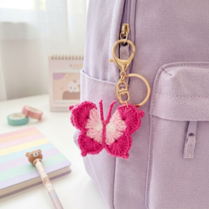 Schlüsselanhänger Glücksbringer Abschiedsgeschenk, gehäkelter Schmetterling Anhänger, Geschenk für Lehrerin, Schulabschluss Geschenkidee